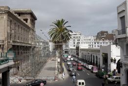 Image du Maroc Professionnelle de  Le boulevard Mohammed V (ex la gare). A droite le marché central de Casablanca figé depuis les années 30, il dispose de 3 entrées faisant face à l'hôtel Lincoln (immeuble Bossonneau) un des premiers bâtiment de 4 niveaux du boulevard de la gare (actuel boulevard Mohammed V) est abandonné aux intempéries depuis plusieurs années, un échafaudage est en cours d'installation contre la façade. Petit à petit L’hôtel Lincoln quitte ce monde. Construit par des matériaux poreux et sans étanchéité au début du 20e siècle. Déjà en 1989 suite aux accidents qui ont causé des morts et plusieurs blessés, le bâtiment a été vidé avec cessation de toute activités des commerces et cafés, Lundi 6 Juillet 2009. (Photo / Abdeljalil Bounhar) 